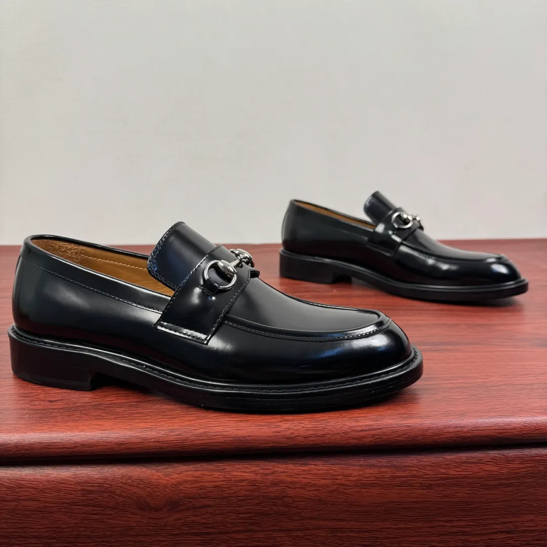 Batch 980 Gucci/Gucci new men's loafers with horsebit buckle! These classic loafers, embellished with a horsebit buckle, embody timeless elegance and pay homage to the brand's rich heritage. The carefully crafted leather sole and semi-circular toe inject new charm into the entire design. Iconic accessories and metal buckle finishes complement each other, classic loose fit, solid color leather highlights the simple and rustic temperament. Select high-quality leather. Pay attention to the details of the leather material. The texture is bright. The leather has excellent toughness. It is soft, comfortable and durable. The dyed calfskin lining has uniform and fine holes, soft and comfortable. The thickened leather outsole and the composite rubber bottom sheet at the heel are extremely comfortable, wear-resistant and non-slip. It is the first choice for light weight. It is versatile and luxurious, and comes with a full set of packaging! Size: 39-40-41-42-43-44 leather shoe size (38.45.46 can be customized) Item number: 812158 Black open edge beads